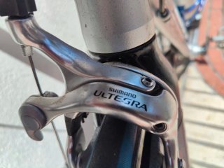 Bicicleta de carretera BH azul y blanca