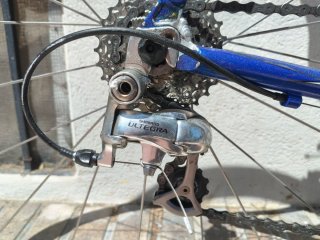 Bicicleta de carretera BH azul y blanca