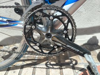 Bicicleta de carretera BH azul y blanca