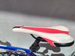 Bicicleta de carretera BH azul y blanca