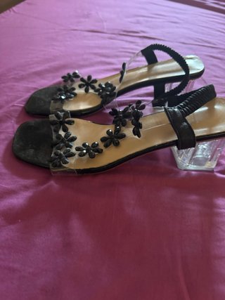 Sandalias transparentes tacón flores negras