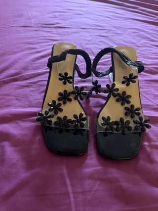 Sandalias transparentes tacón flores negras