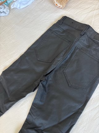 Pantalón polipiel negro Stradivarius