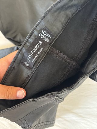 Pantalón polipiel negro Stradivarius