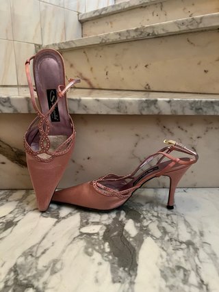 Zapatos de tacón rosa con tiras