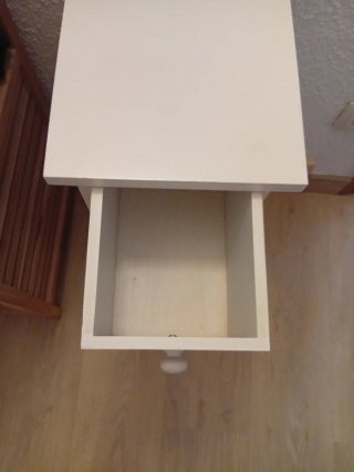 Cajonera estrecha blanca de madera