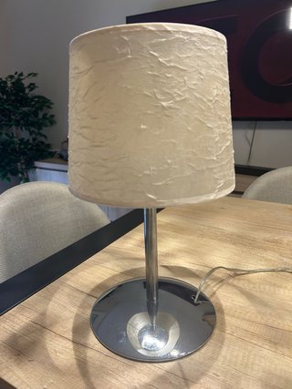 Lámpara de mesa beige y plateada