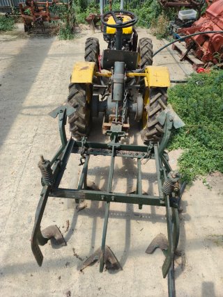 Tractor con cultivador