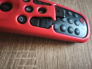 Mando LG  Magic con funda protectora roja
