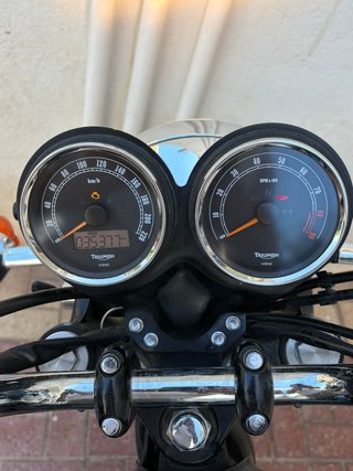 Triumph Bonneville T100 Negra/Roja