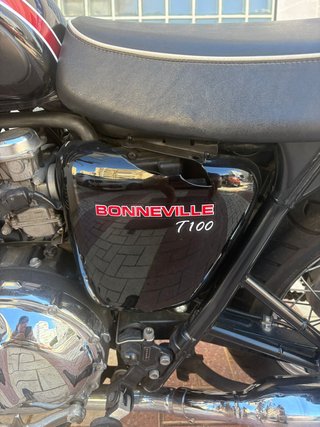 Triumph Bonneville T100 Negra/Roja