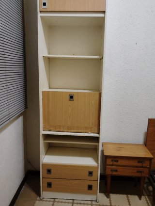 Habitación: Cama, Armario, Mesita y Estantería