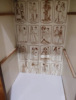 Habitación: Cama, Armario, Mesita y Estantería