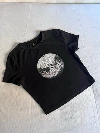 Camiseta negra con bola de discoteca