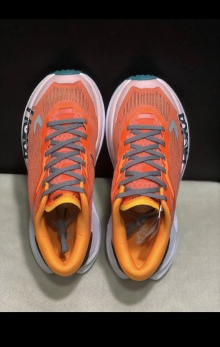 Zapatillas Hoka Naranja y Blanco