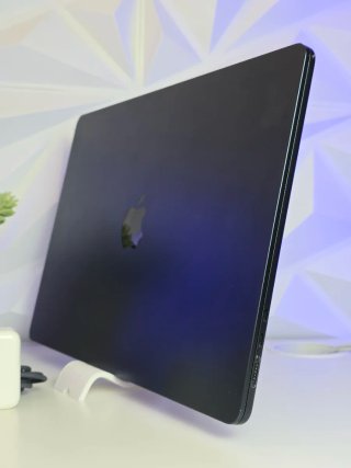 MacBook Air 15" M3 2024 con cargador de Apple