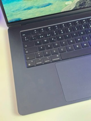 MacBook Air 15" M3 2024 con cargador de Apple