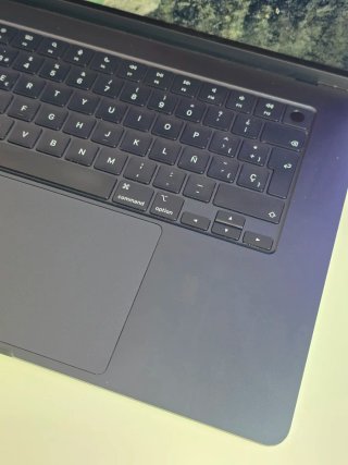 MacBook Air 15" M3 2024 con cargador de Apple