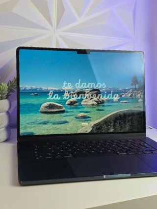 MacBook Air 15" M3 2024 con cargador de Apple