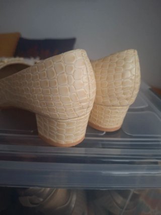 Zapatos de piel labrada beige