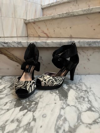 Tacones Peep Toe con Tiras Negras y Estampado