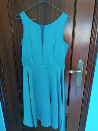 Vestido fiesta verde con escote ilusión