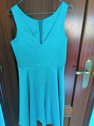 Vestido fiesta verde con escote ilusión