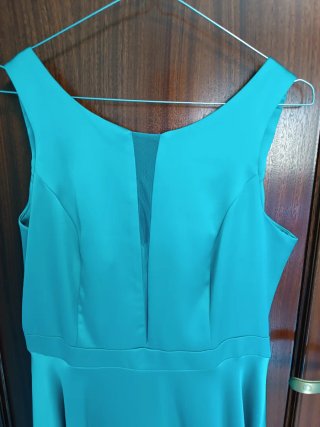 Vestido fiesta verde con escote ilusión