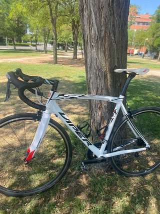 Bicicleta de carretera Viper blanca