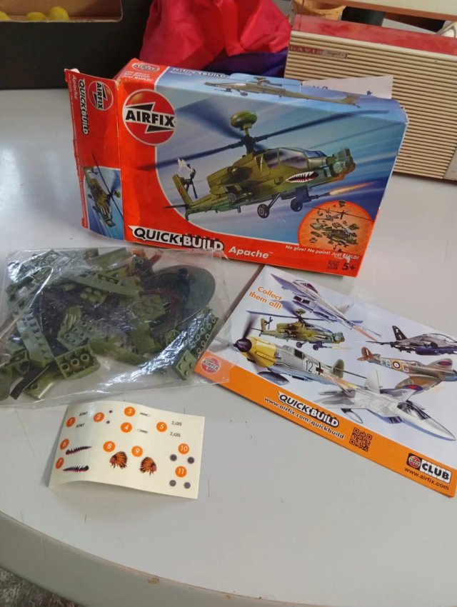 Airfix Quick Build Apache Helicóptero