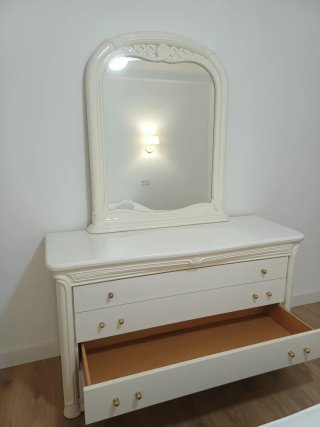 Cómoda y espejo blanco lacados