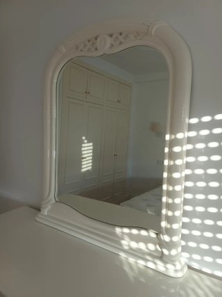 Cómoda y espejo blanco lacados