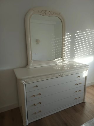 Cómoda y espejo blanco lacados