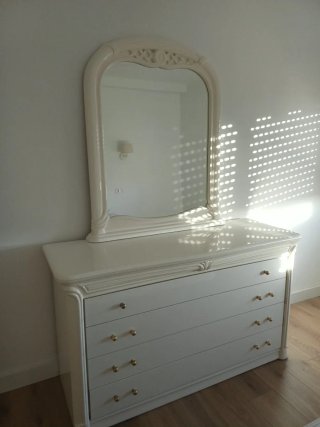 Cómoda y espejo blanco lacados