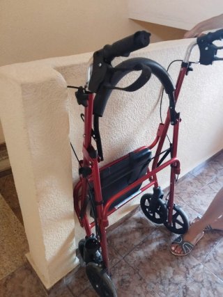 Andador rojo con asiento plegable,con frenos.