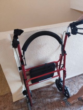 Andador rojo con asiento plegable,con frenos.
