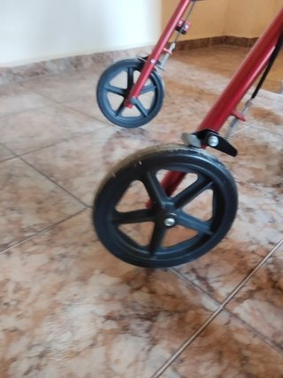 Andador rojo con asiento plegable,con frenos.
