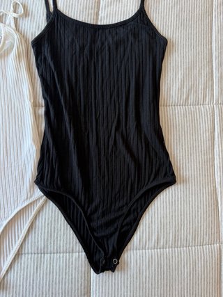 Lote 2 bodys Bershka S blanco y negro