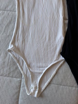 Lote 2 bodys Bershka S blanco y negro