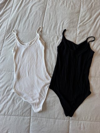 Lote 2 bodys Bershka S blanco y negro