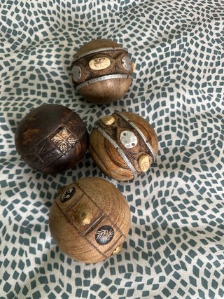 Sfere decorative in legno intagliato