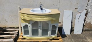 Mueble de baño con lavabo y grifo