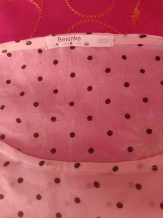 Blusa color rosita claro con lunares negros