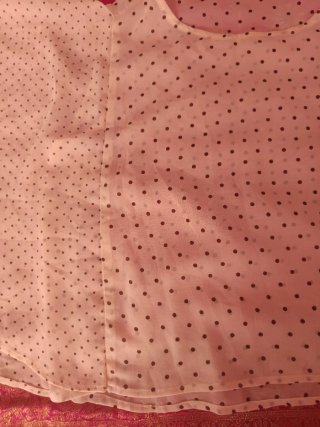 Blusa color rosita claro con lunares negros