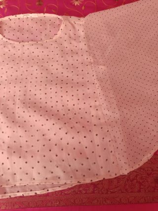 Blusa color rosita claro con lunares negros
