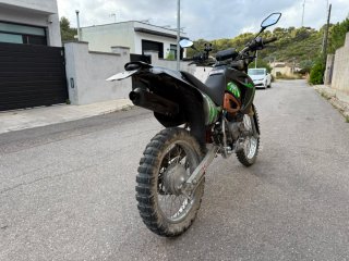Moto Enduro Hyosung 125cc Negra y Verde