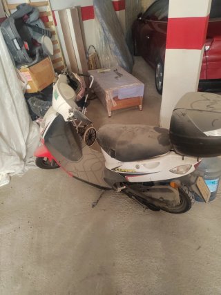 Ciclomotor Scooter Rojo y Blanco