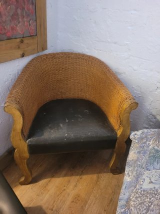 Sillón de mimbre con patas de madera