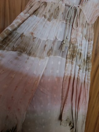 Kimono volantes hombros tonos beige, rosa, blanco