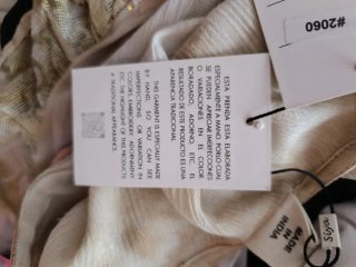 Kimono volantes hombros tonos beige, rosa, blanco